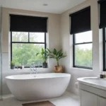 Rolety na okna dachowe w łazience — rozwiązania i montaż